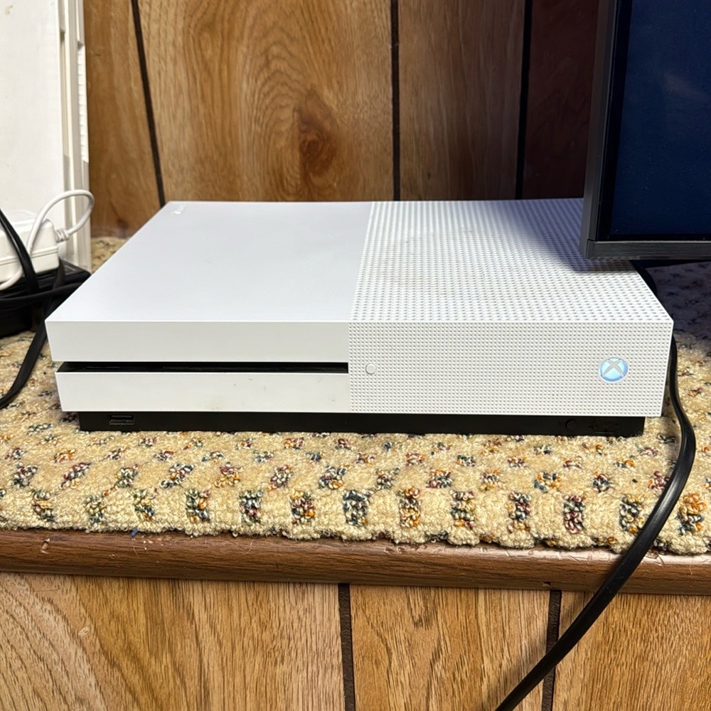 Microsoft Xbox One S - 1 TB Storage